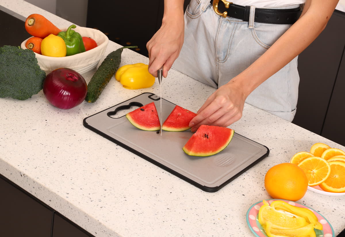 Slicing watermelon on the wheat straw side